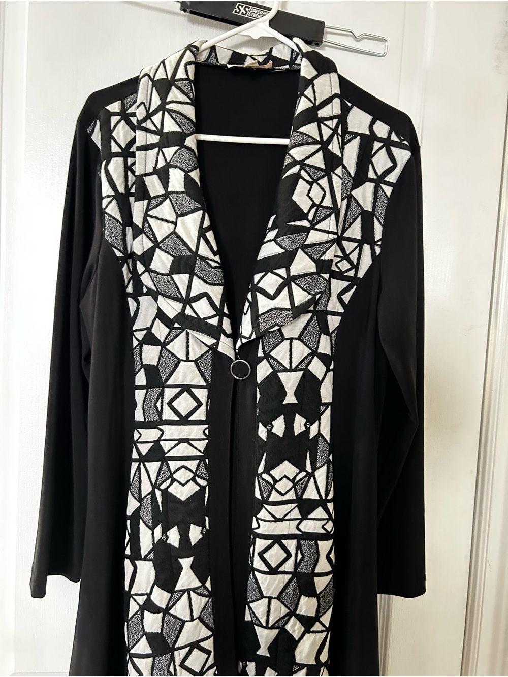 Womenโs Black & White Geometric Open Front Coatigan
